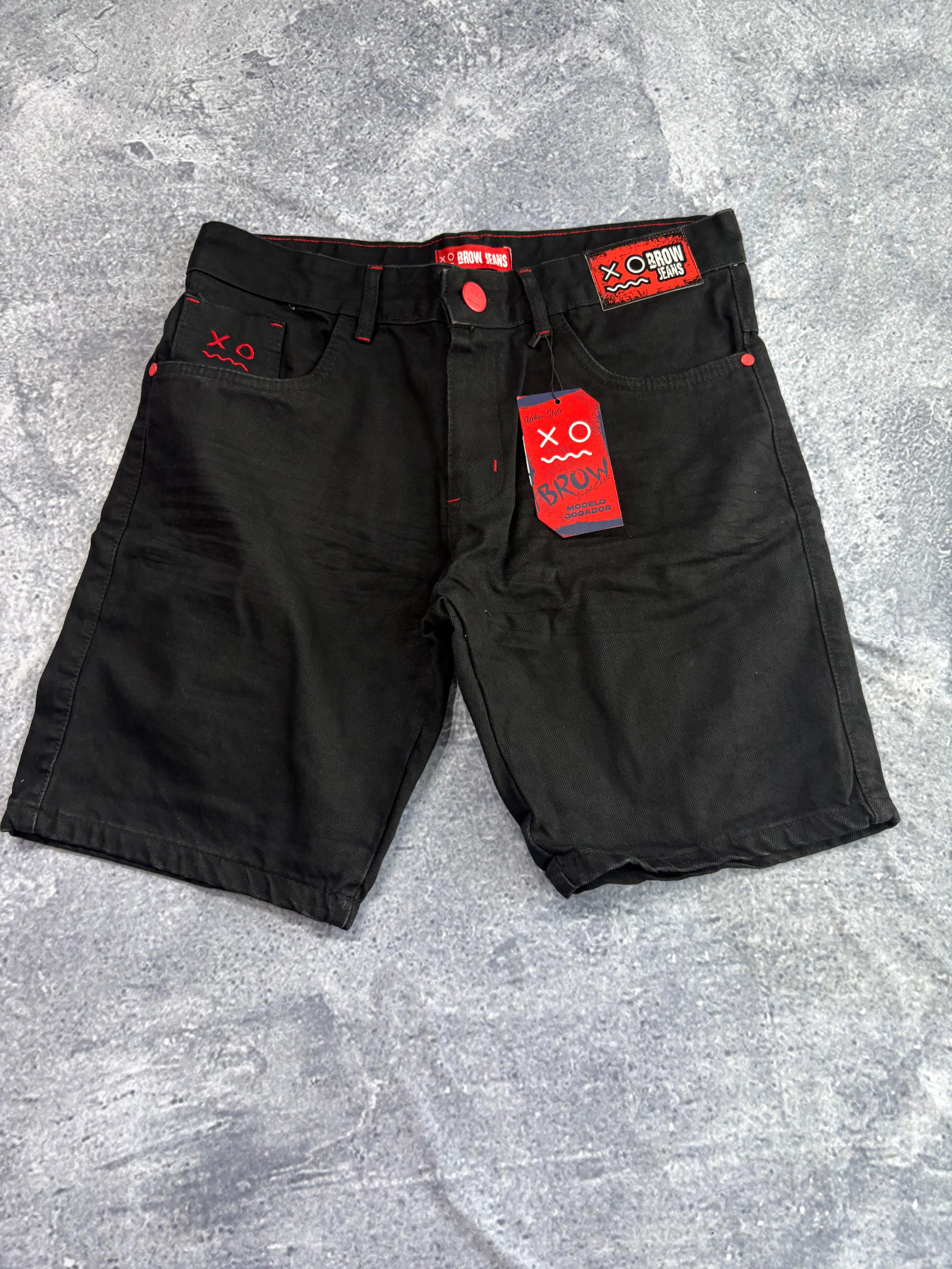 BERMUDA JOGADOR BROW JEANS PRETA, detalhe vermelho forte