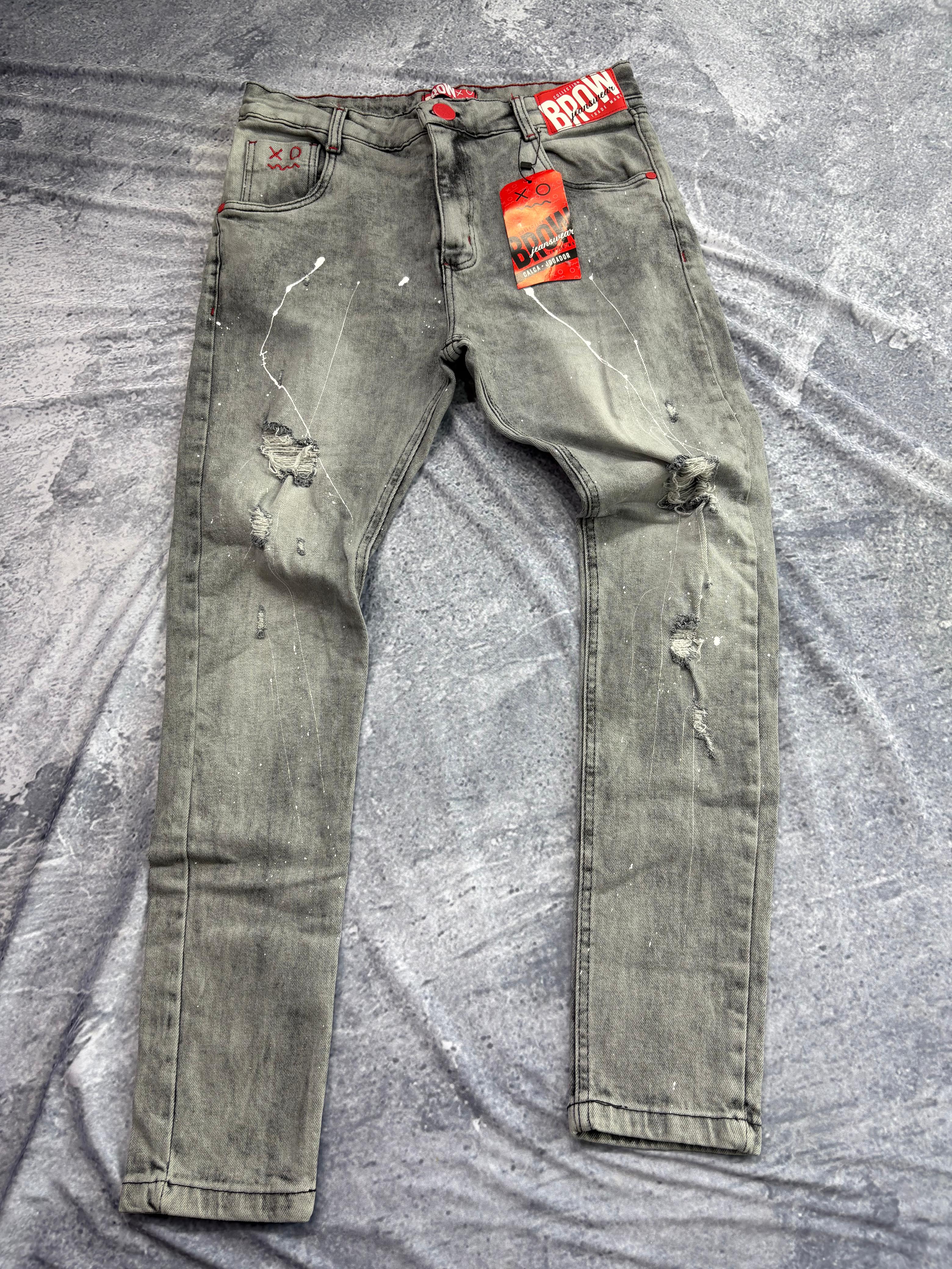 CALÇA JOGADOR BROW JEANS CINZA COM TINTA DETALHE VERMELHO
