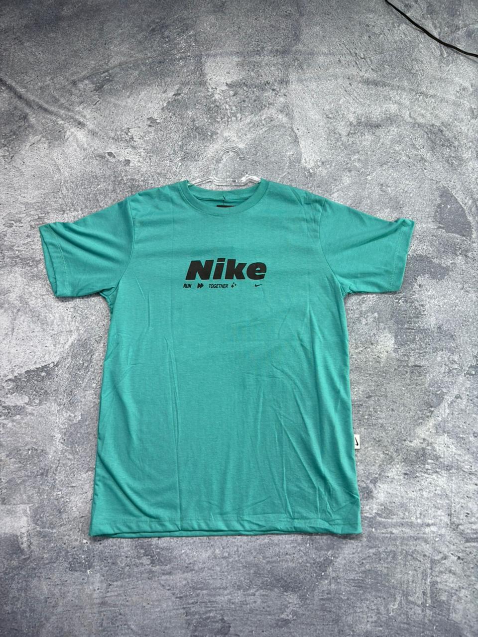 CAMISETA MALHA PREMIUM NIKE • 30.1 PENTEADA \& LAVADA VERDE ÁGUA