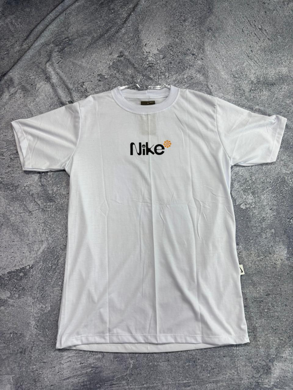 CAMISETA MALHA PREMIUM NIKE • 30.1 PENTEADA \& LAVADA BRANCa detalhe nas costas amarelo