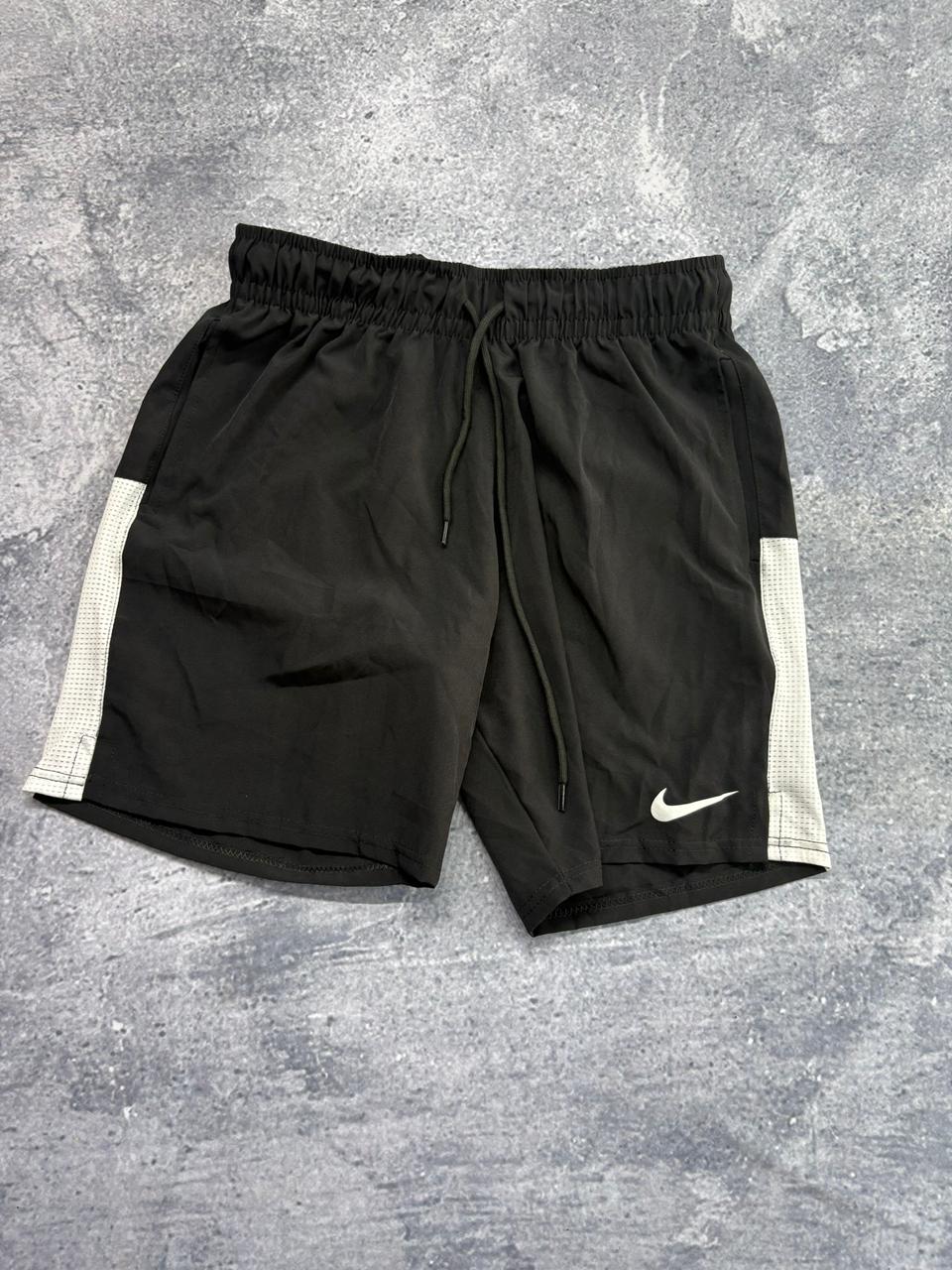 SHORT ELASTANO NIKE PREMIUM PRETO com listra branca quadriculado