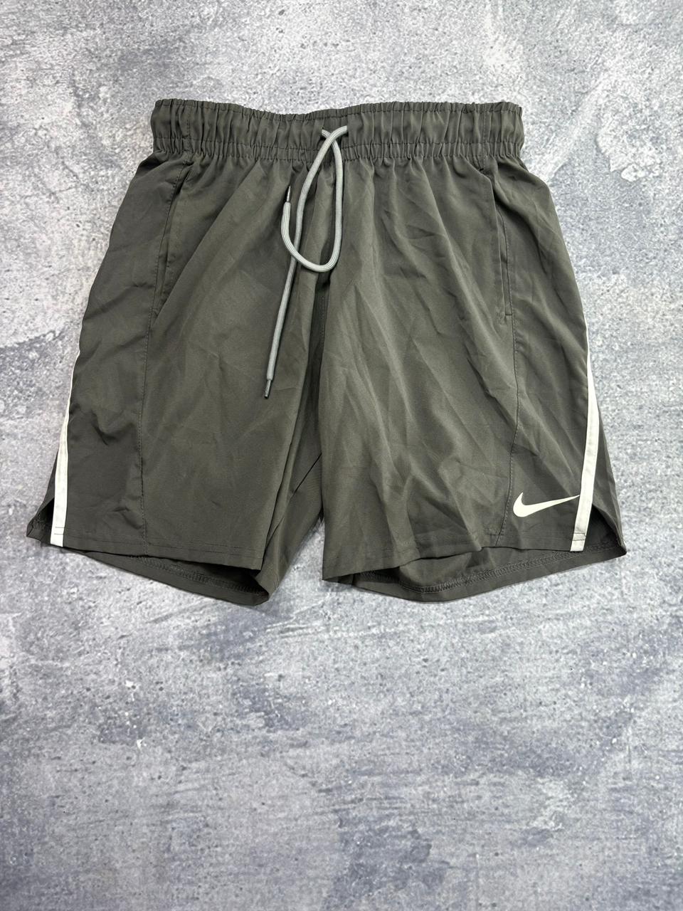 SHORT ELASTANO NIKE PREMIUM CINZA ESCURO listra branca