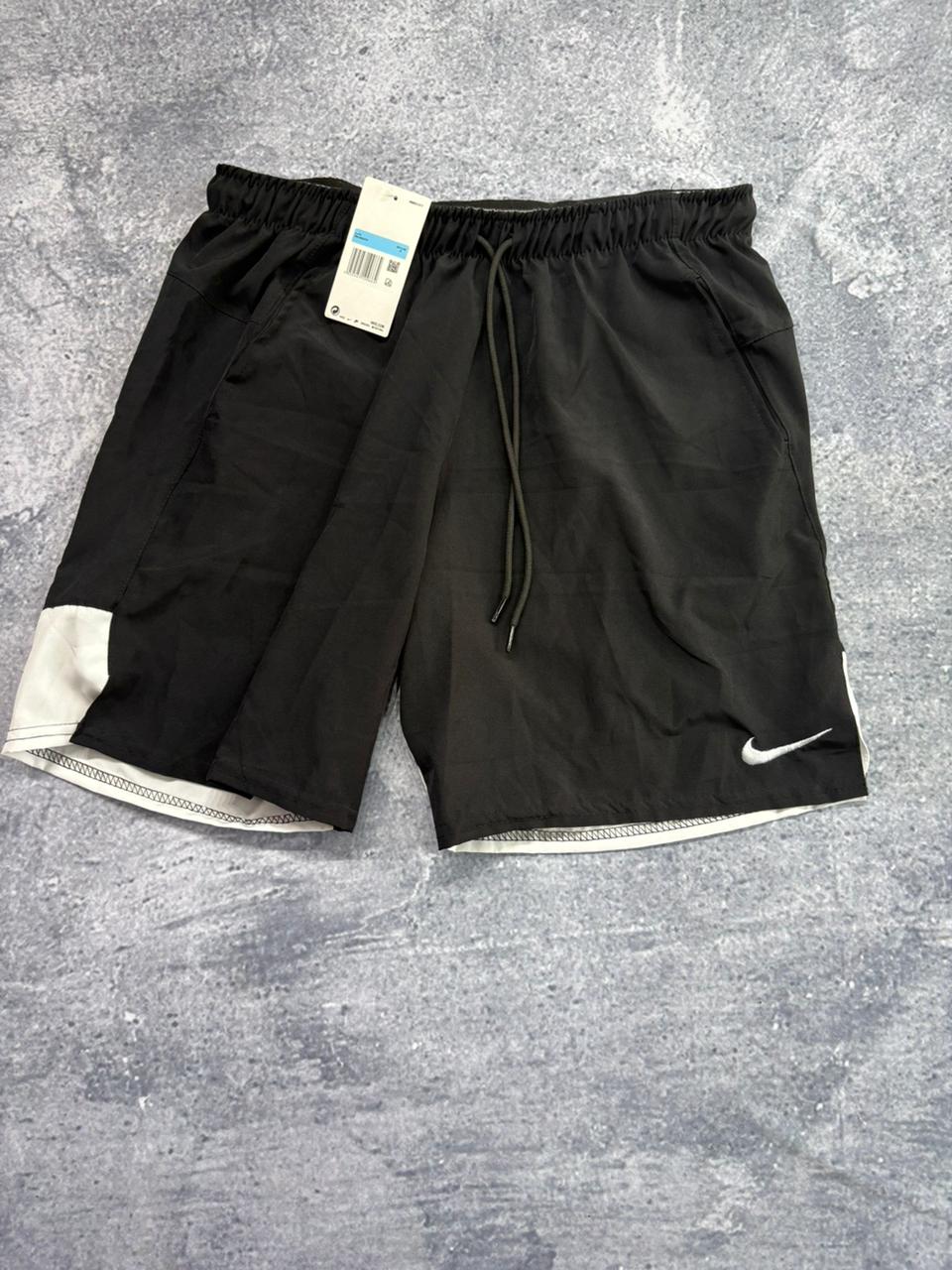 SHORT ELASTANO NIKE PRO PREMIUM, PRETO com a parte de trás branca