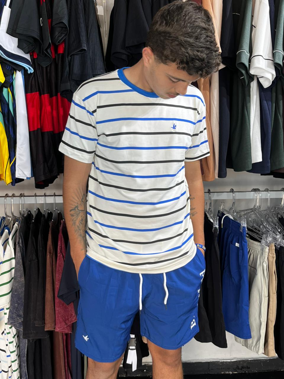 CAMISETA BROOKSFIELD LISTRADA branca com preto e azul escuro