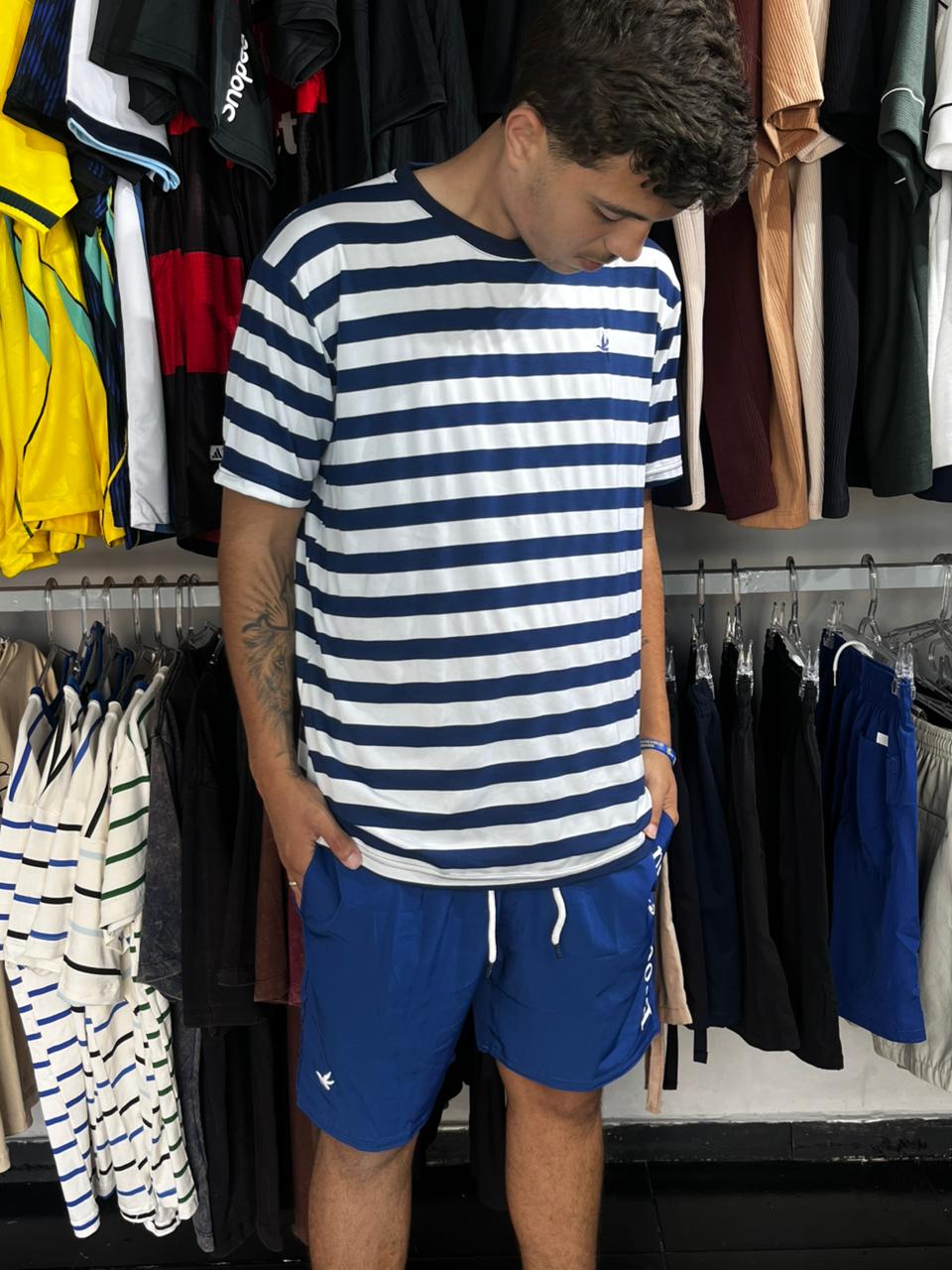 CAMISETA BROOKSFIELD LISTRADA AZUL ESCURO COM BRANCO