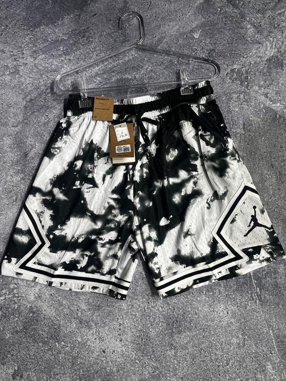 BERMUDA JORDAN PRETA COM DETALHE BRANCO