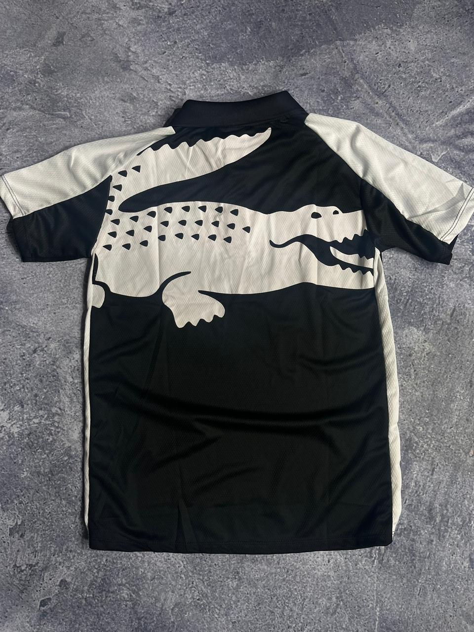 CAMISETA POLO DRY FIT LACOSTE PRETA, DETALHE NAS COSTAS