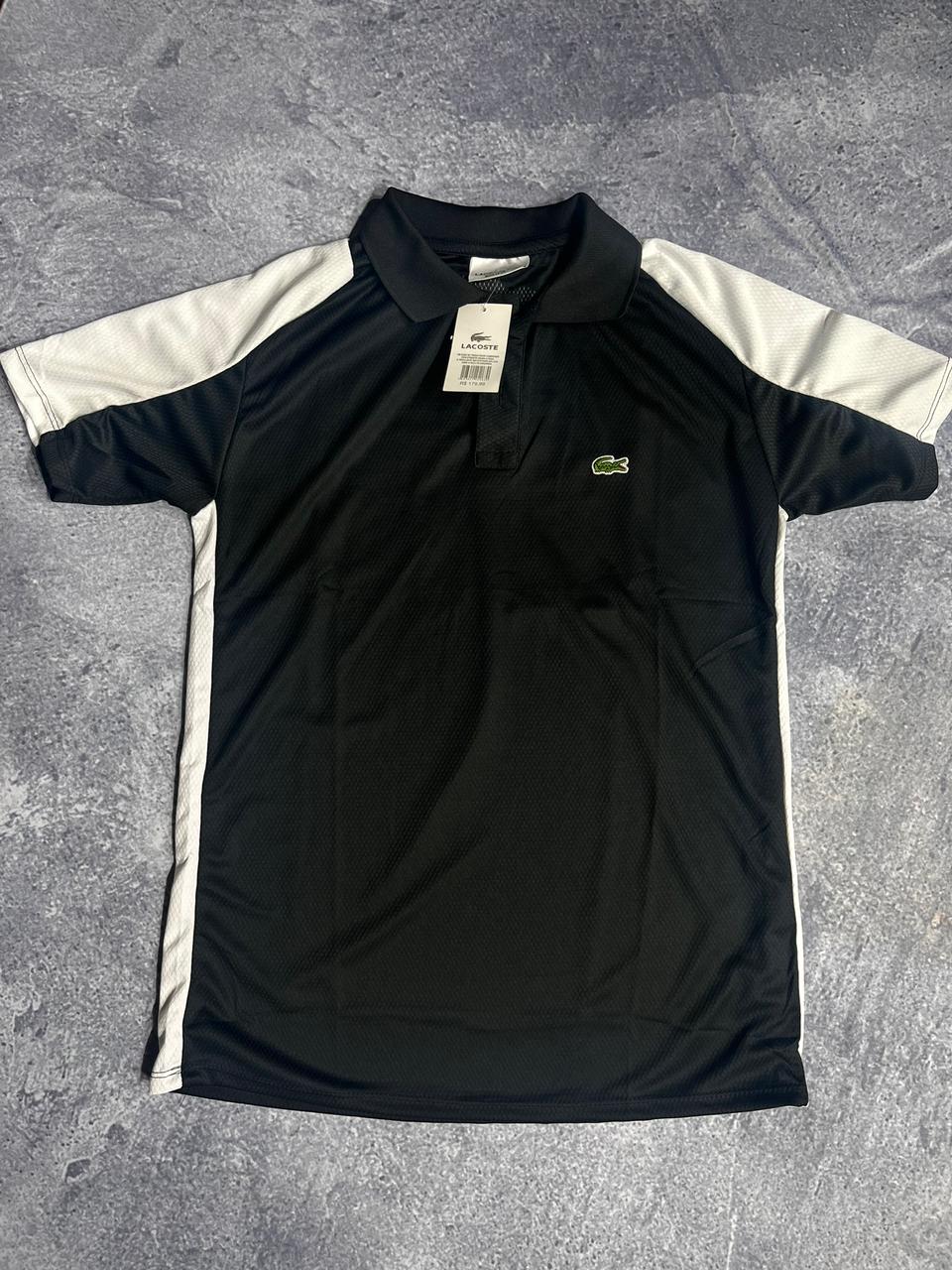 CAMISETA POLO DRY FIT LACOSTE PRETA, DETALHE NAS COSTAS
