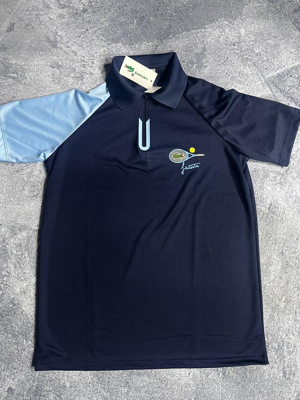 CAMISETA POLO DRY FIT LACOSTE TENIS AZUL ESCURO COM detalhe