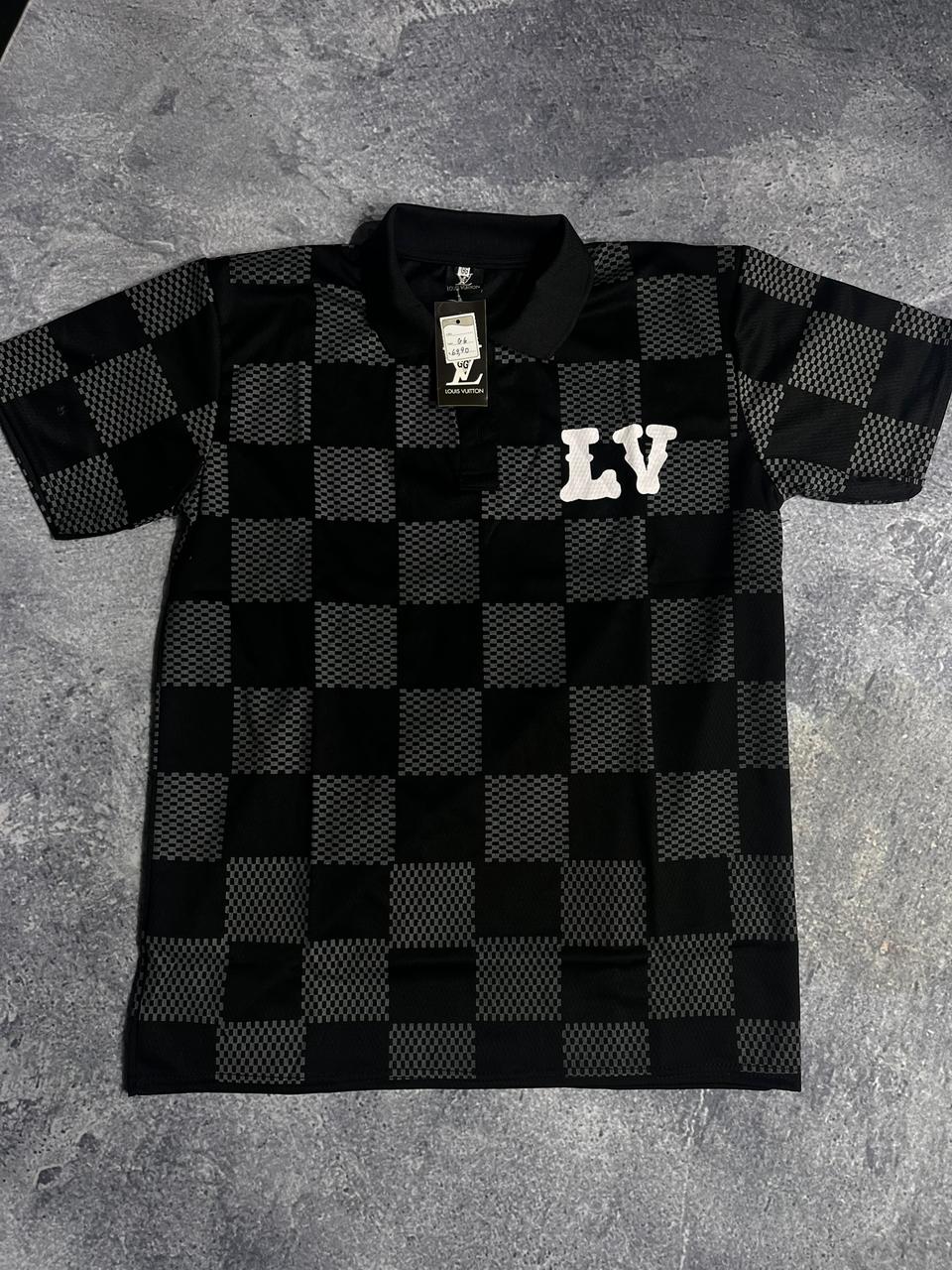 CAMISETA POLO DRY FIT LV PRETA detalhe quadriculado