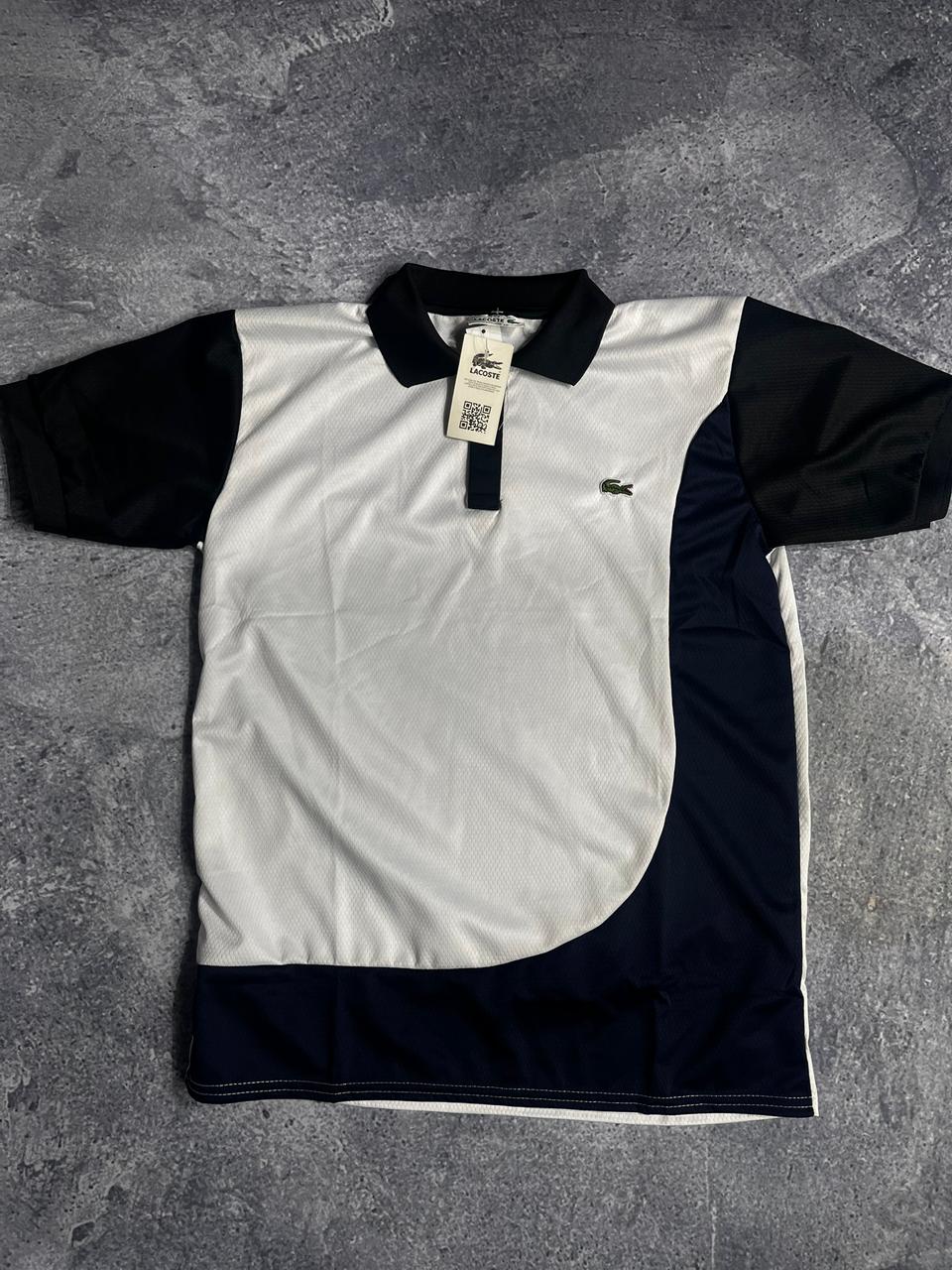 CAMISETA POLO DRY FIT LACOSTE BRANCA COM DETALHE AZUL E PRETO