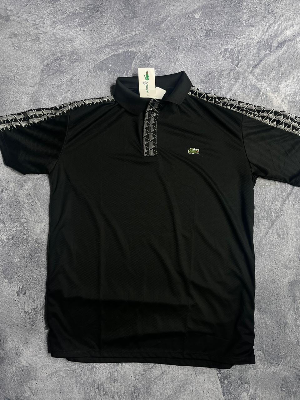 CAMISETA POLO DRY FIT LACOSTE PRETA DETALHE CINZ (GOLA ZIPER)